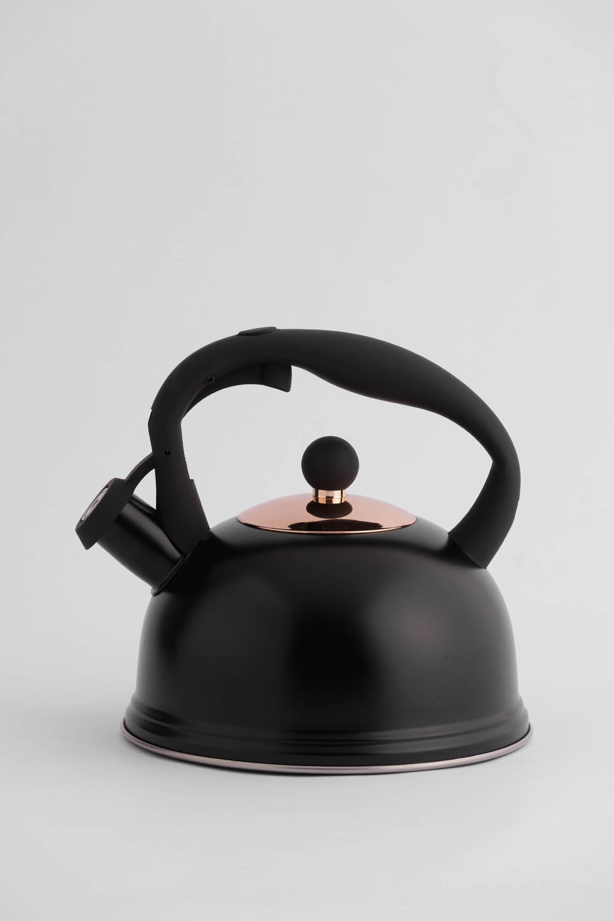 Black P & K Wasserkessel kettle with a sleek design and curved spout, ideal for boiling water on the stovetop.