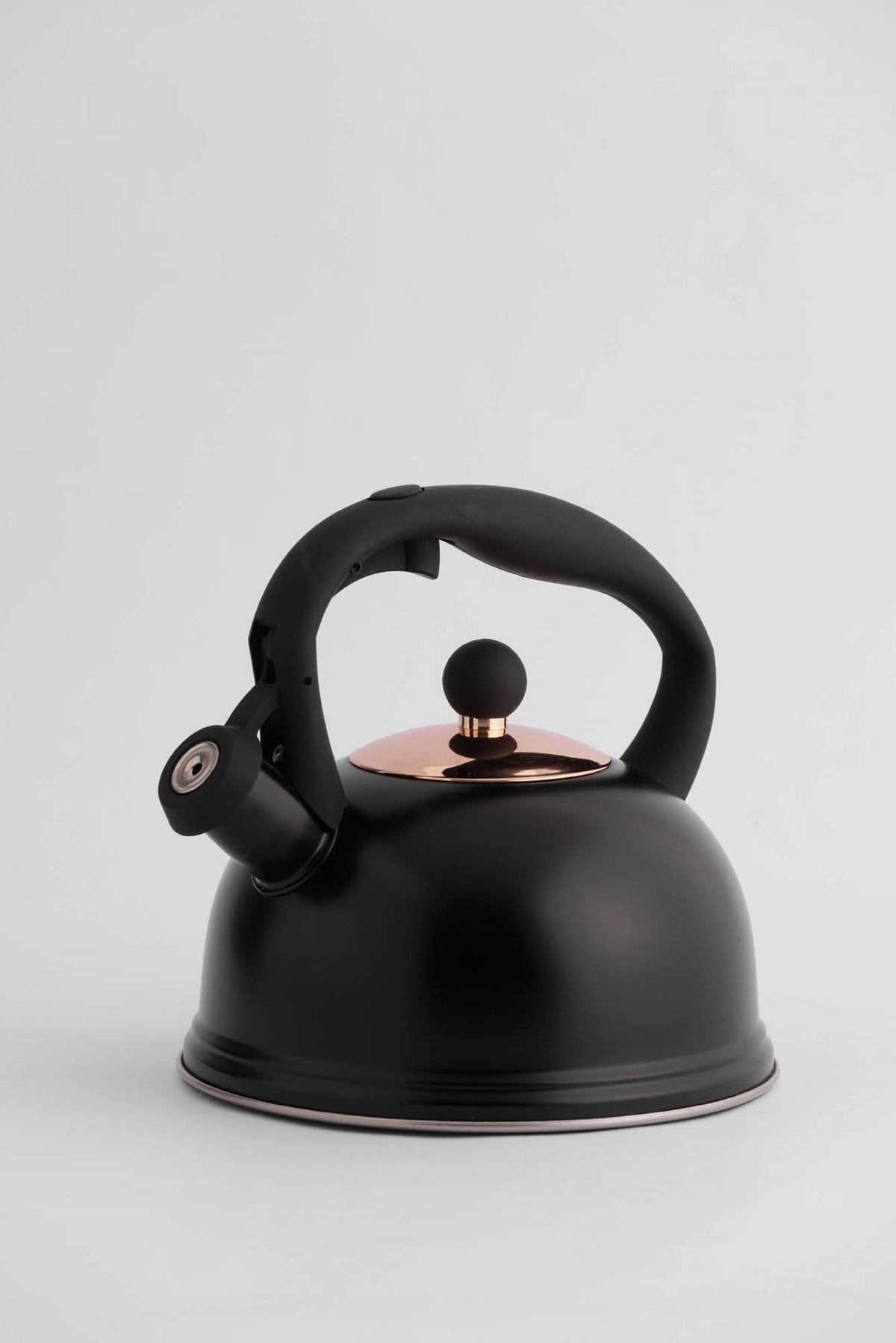 Black P & K Wasserkessel kettle with a sleek design, suitable for boiling water on stovetops.