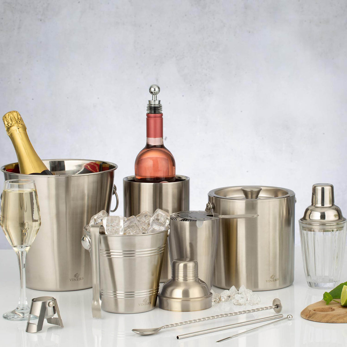 VINERS stainless steel cocktail sieve with fine mesh for straining drinks, silver-colored bar tool for mixology.