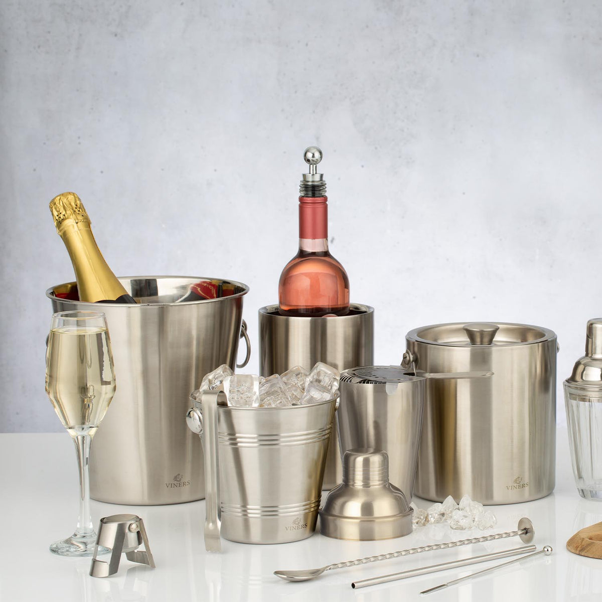 VINERS stainless steel bottle stopper in silver with a sleek, modern design for sealing wine or beverage bottles.