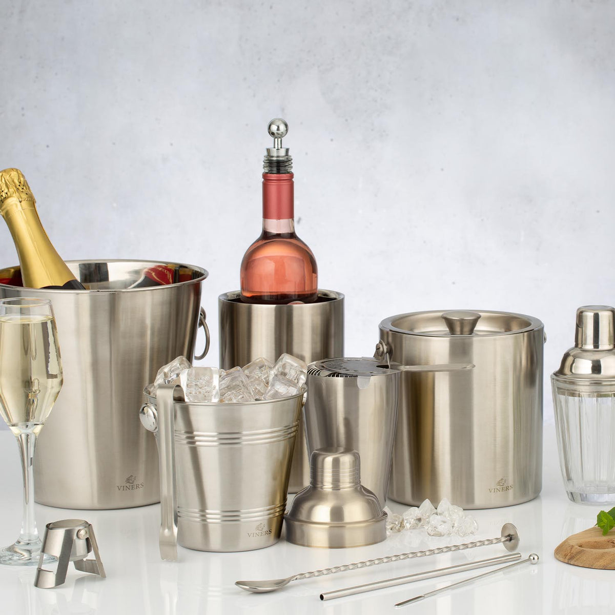 VINERS stainless steel ice bucket in silver with a sleek, modern design, perfect for chilling beverages at parties and gatherings.