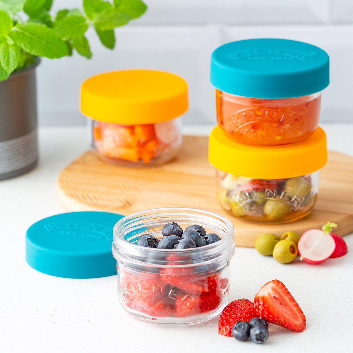 Colorful KILNER Babygläser baby jars in clear and vibrant designs, featuring playful patterns and secure lids for storage.