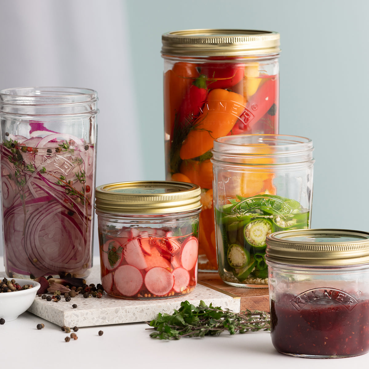 KILNER clear wide-neck canning jar with metal screw lid, ideal for preserving fruits and vegetables.