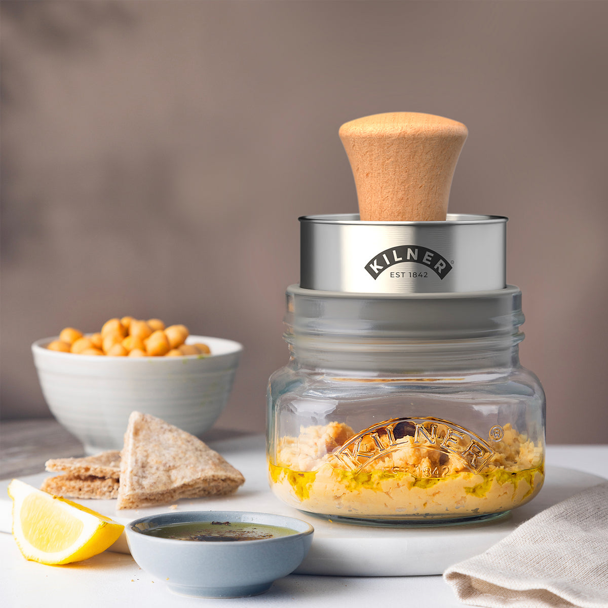 KILNER Gucamole-Set with clear 500 ml container for fresh guacamole, featuring a lid and serving accessories.
