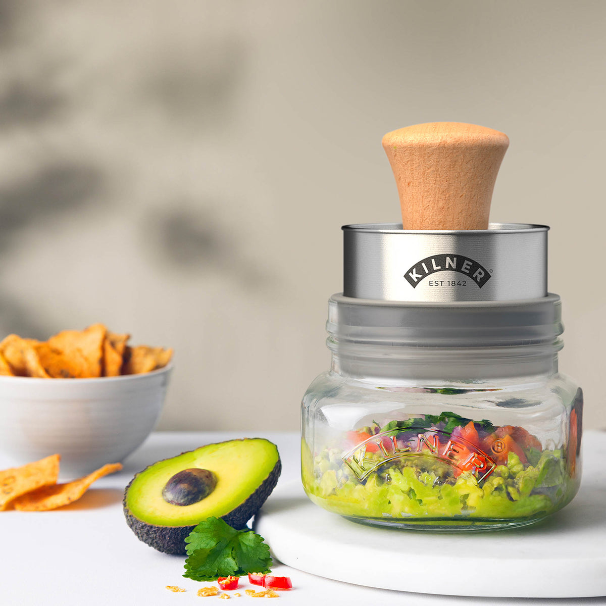 KILNER Gucamole-Set with clear 500 ml jar for making and storing guacamole, featuring a natural, practical design.