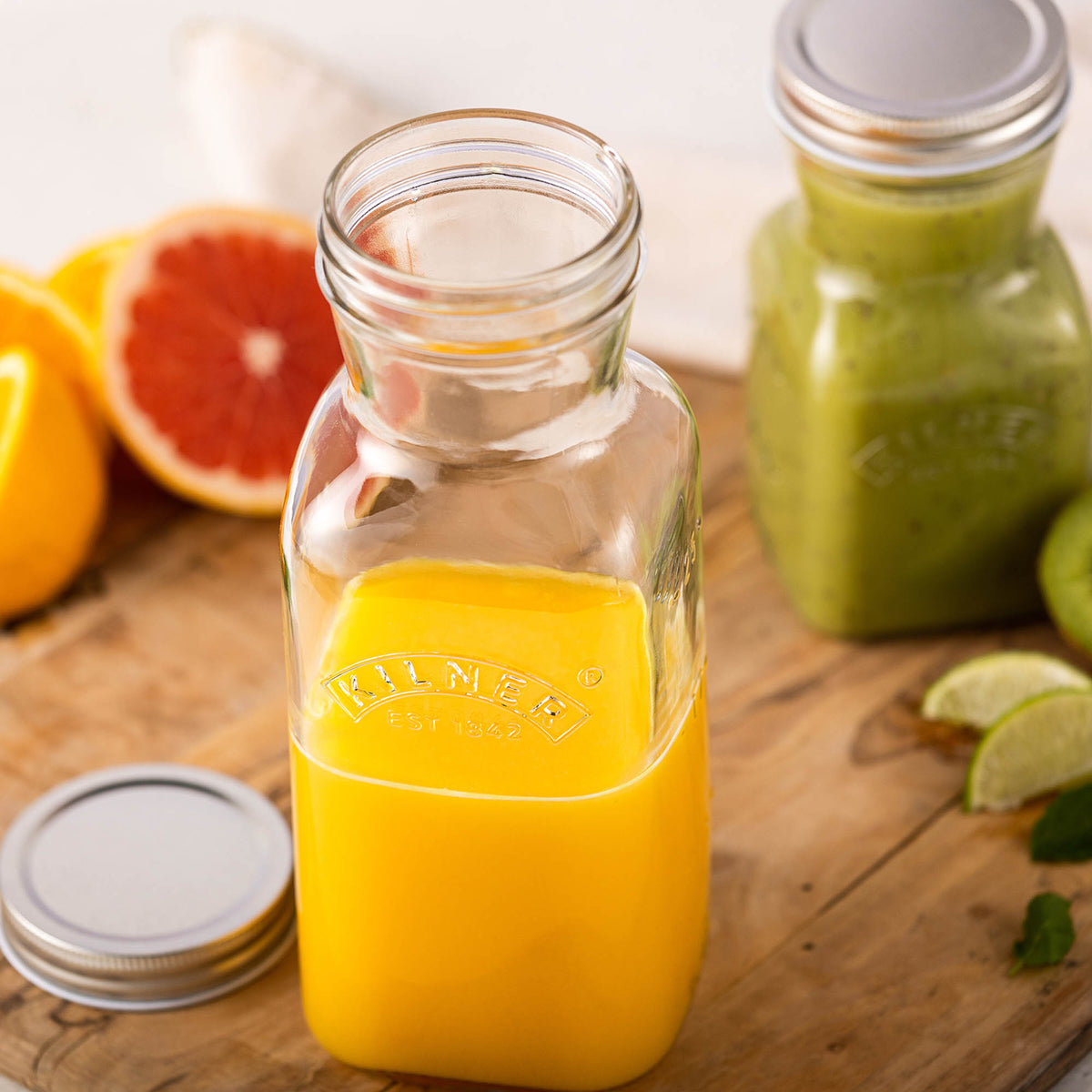 KILNER glass juice bottle with screw cap, transparent 500ml Saftflasche for fresh fruit juice storage.