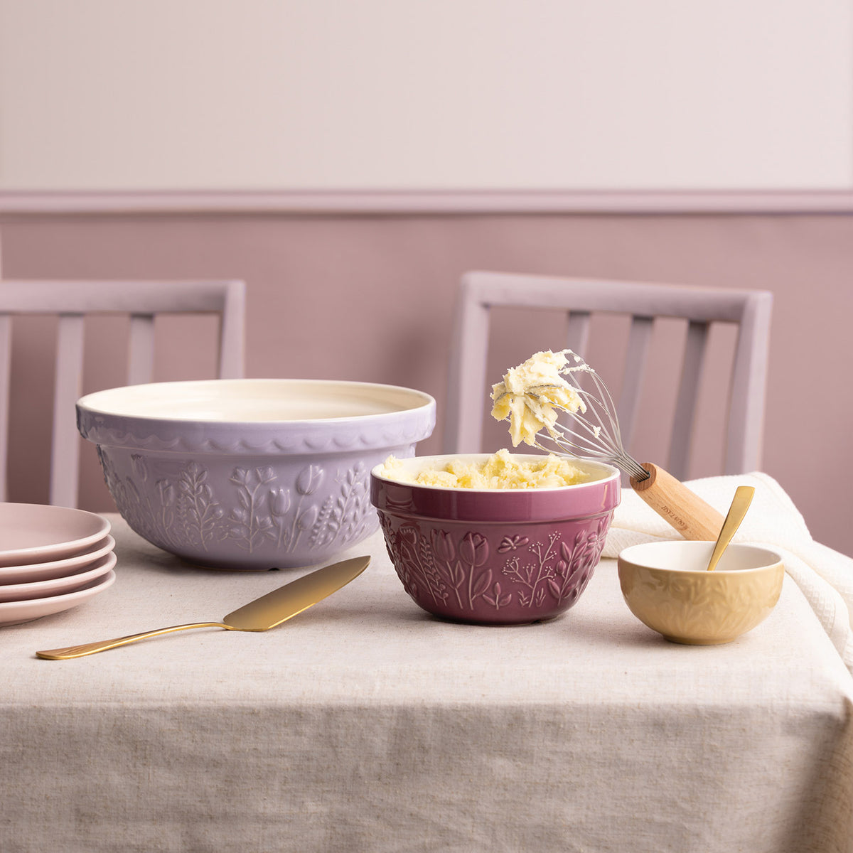 Mason Cash In The Meadow transparent mixing bowl with floral design, ceramic kitchenware for baking and cooking.