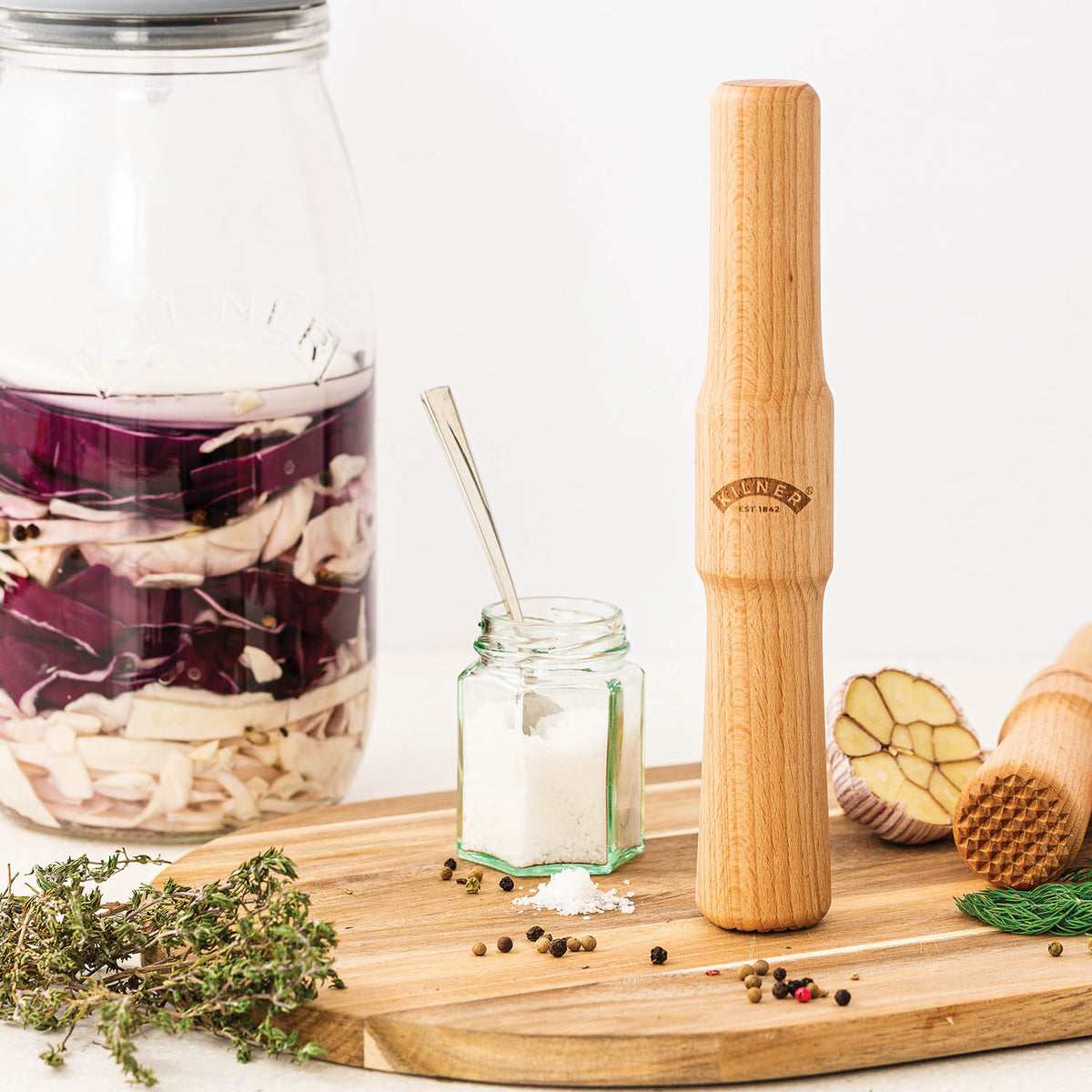 KILNER fermenter pestle made of wood, 24.5 cm long, used for crushing and mixing ingredients in fermentation processes.