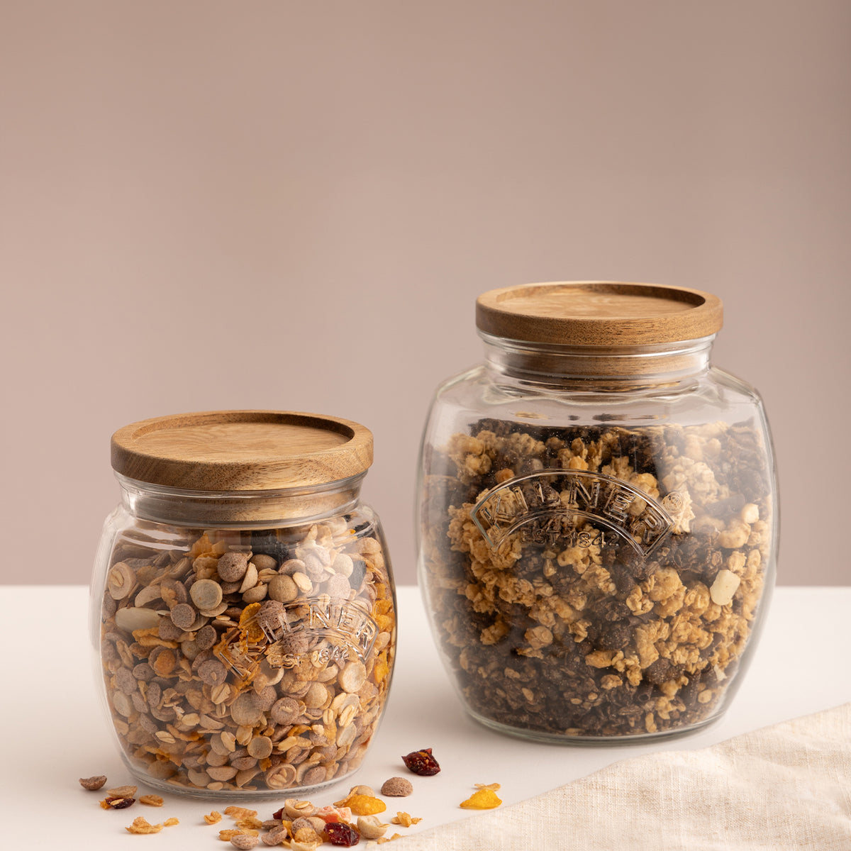 KILNER universal storage jar made of glass, with a metal screw-top lid for storing dry foods and pantry essentials.