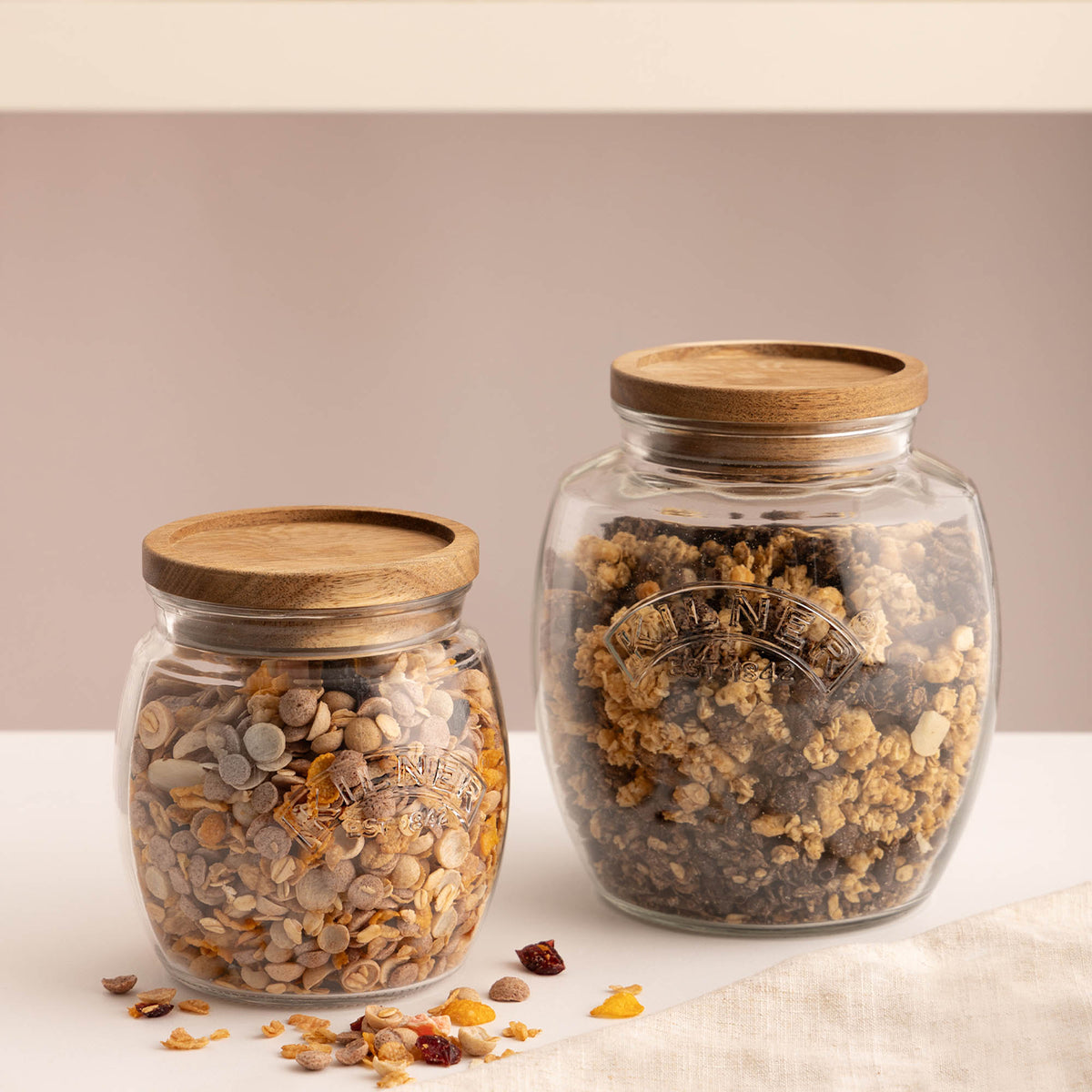 KILNER universal storage jar with clear glass body and metal screw lid, ideal for preserving and organizing kitchen supplies.