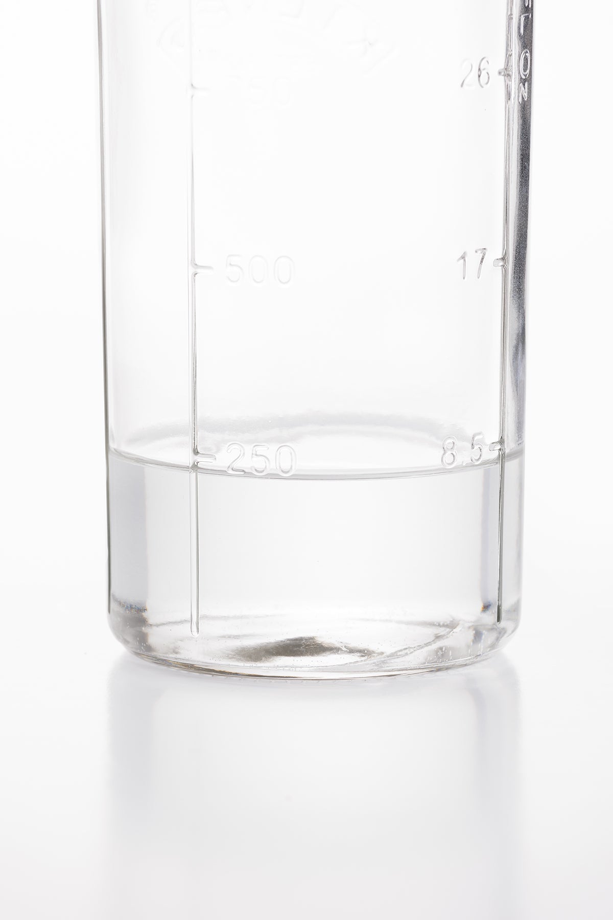 KILNER Kräuter-Frischhalteglas 1L storing fresh herbs in clear glass jar with metal lid, ideal for kitchen storage.