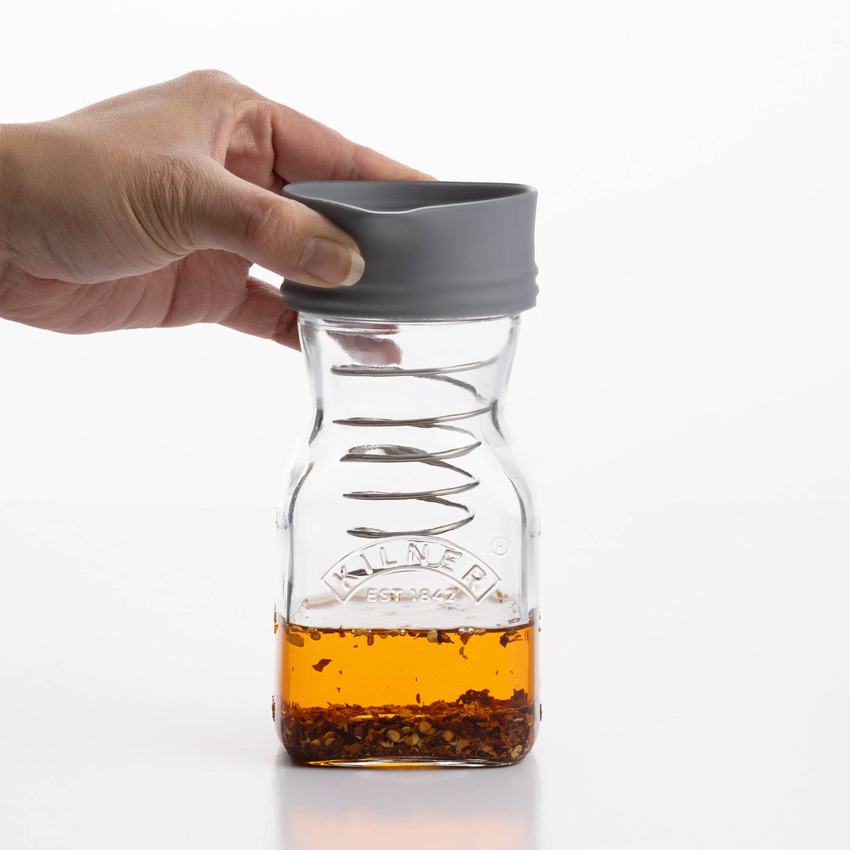 Clear 500 ml KILNER dressing shaker with measurement markings, designed for mixing and dispensing salad dressings.
