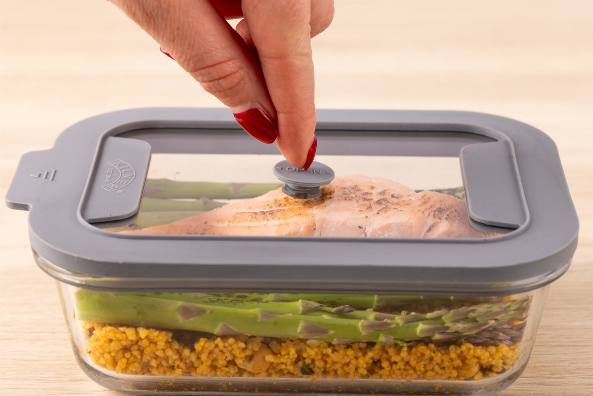 KILNER Fresh Storage airtight container for food storage, transparent plastic with a screw-on lid, ideal for kitchen organization.