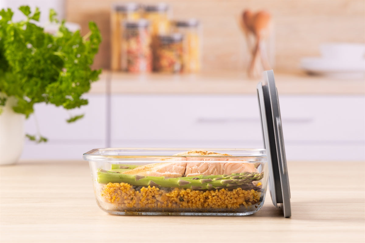 KILNER Fresh Storage airtight container for food storage, clear plastic with a secure lid, ideal for keeping food fresh.