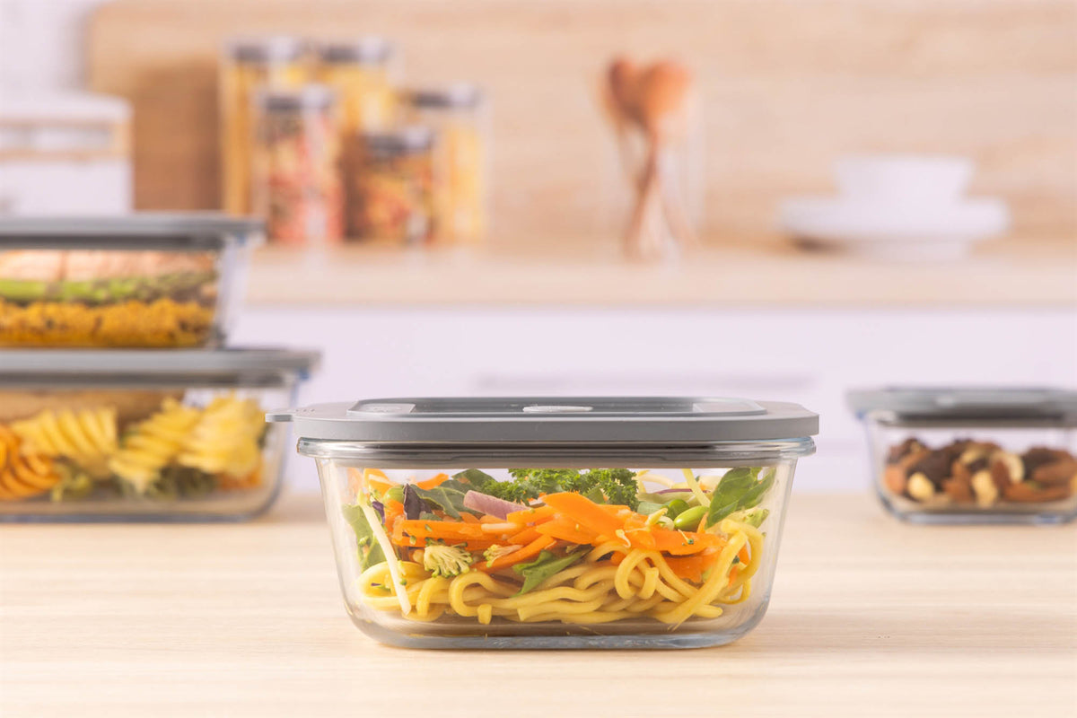 KILNER Fresh Storage airtight container for food storage, clear plastic with a screw-on lid, ideal for kitchen organization.