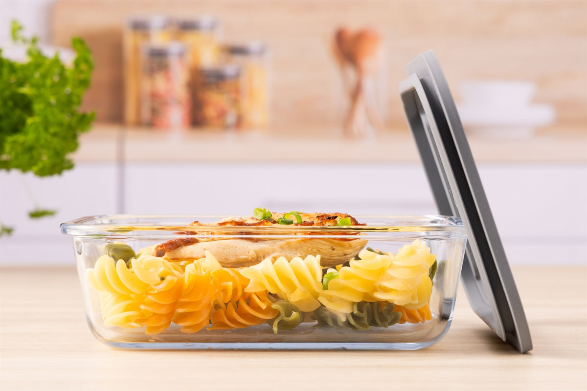 KILNER Fresh Storage airtight container for food storage, clear plastic with a secure lid, ideal for kitchen organization.