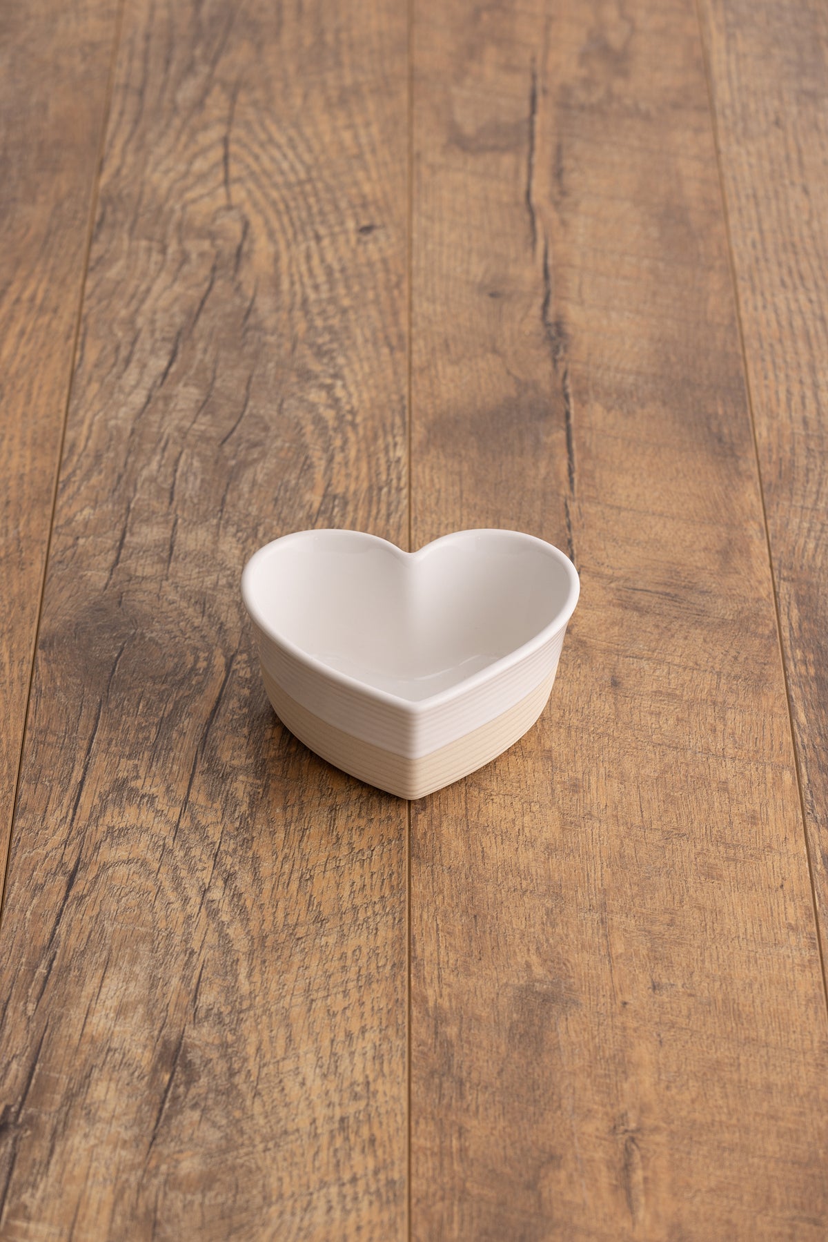 Mason Cash rustic beige ceramic Auflaufform with embossed design, ideal for baking and serving in a traditional style.