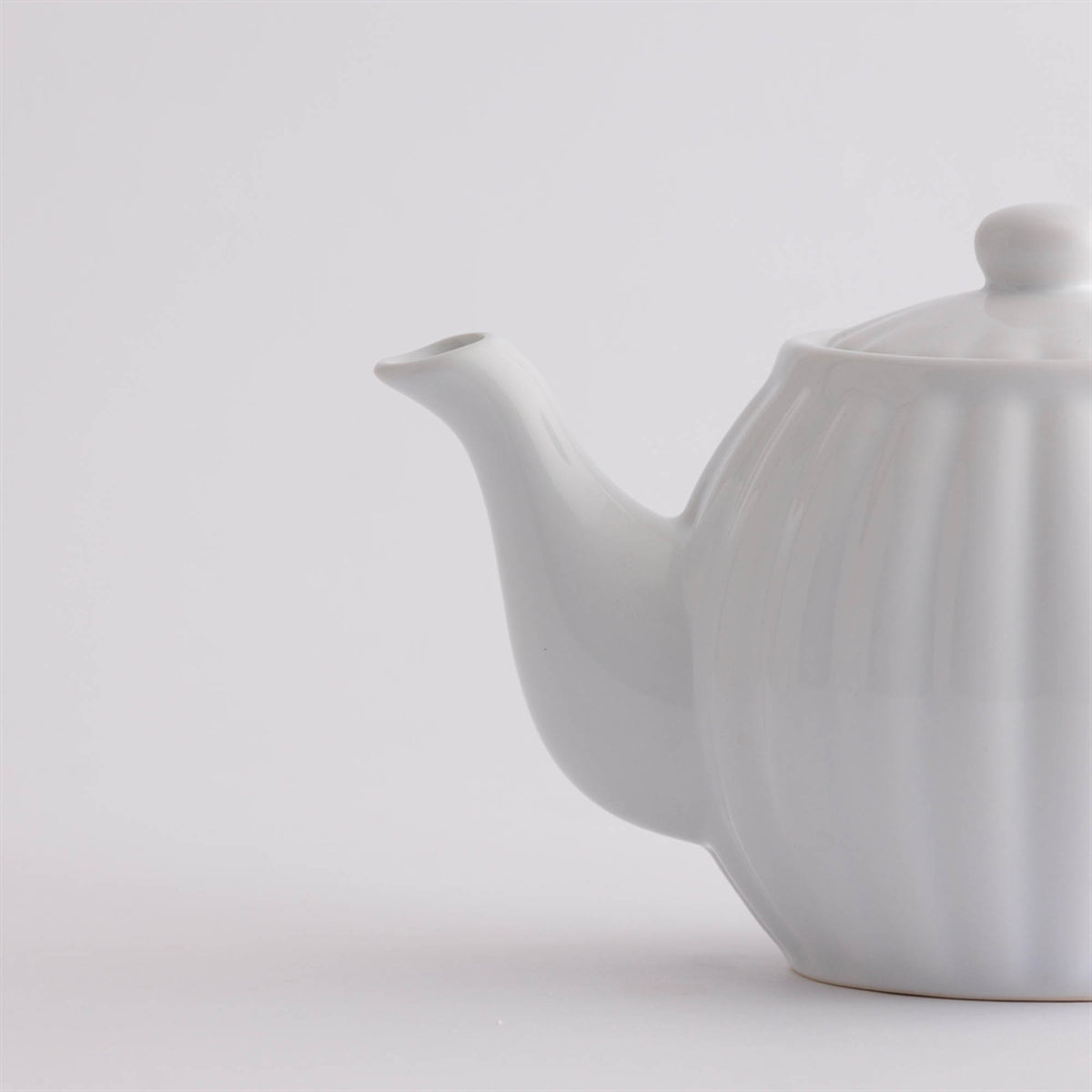 P & K Teekanne in taubenblau with two matching tea cups, ceramic set for brewing and serving tea.