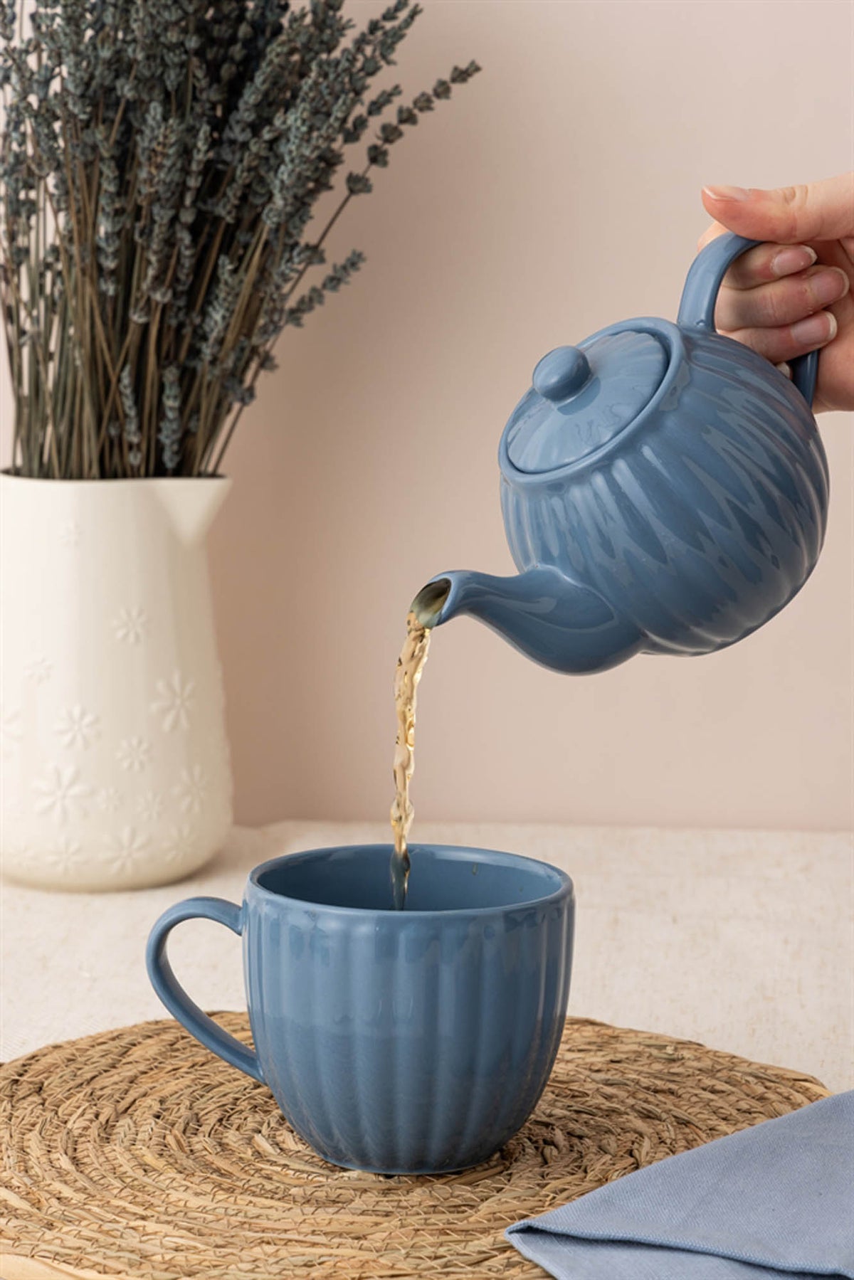 P & K Teekanne by PRICE & KENSINGTON in taubenblau with two matching teacups, ceramic tea set on a white background.