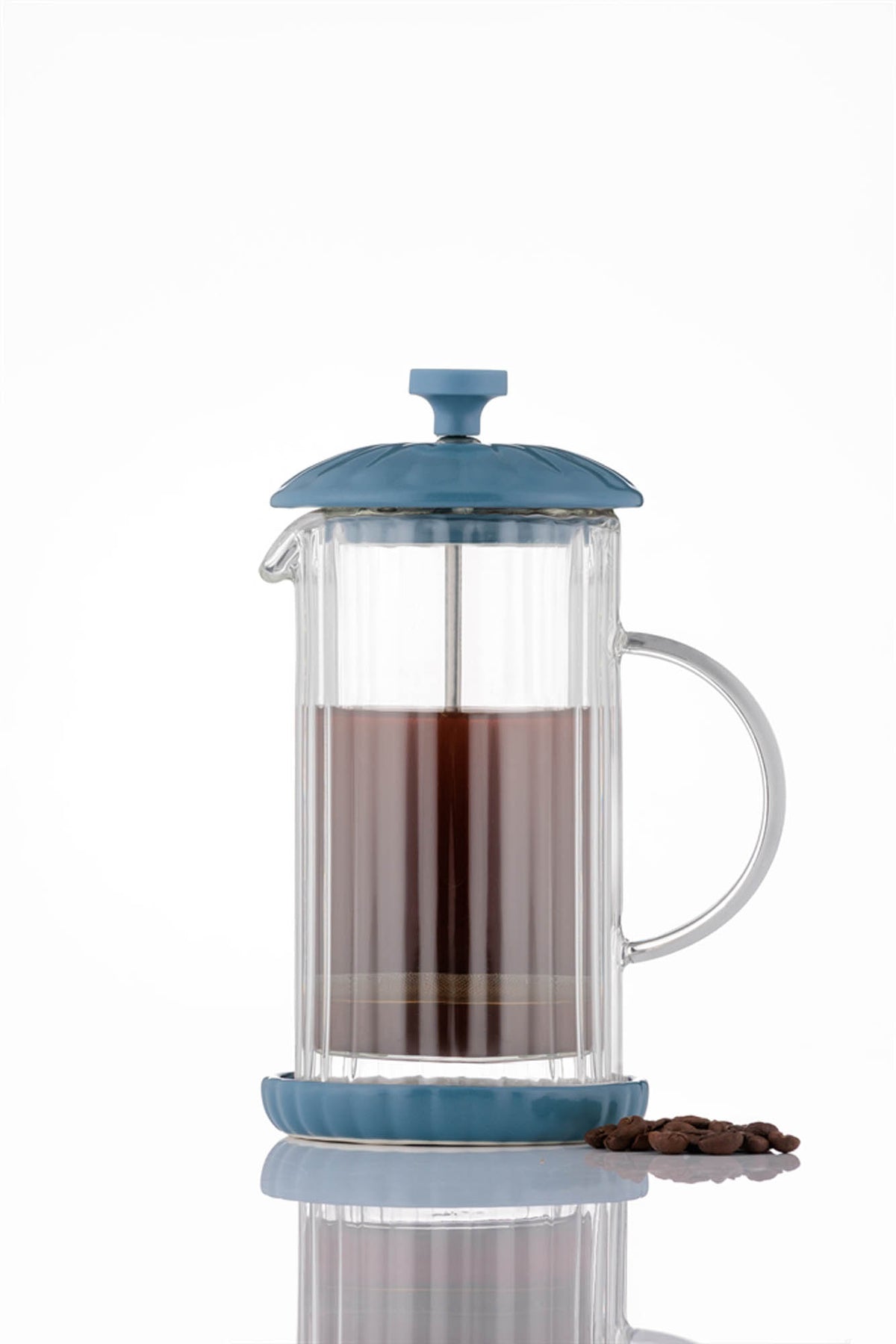 P & K Frenchpress in Taubenblau blue with 350ml capacity, featuring a glass carafe and stainless steel filter for brewing coffee.