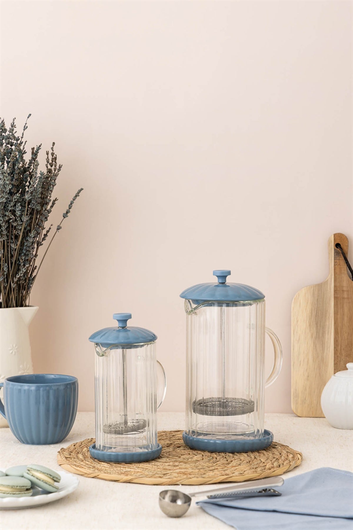 P & K French press in Taubenblau blue with 350ml capacity, featuring a glass carafe and stainless steel filter for brewing coffee.
