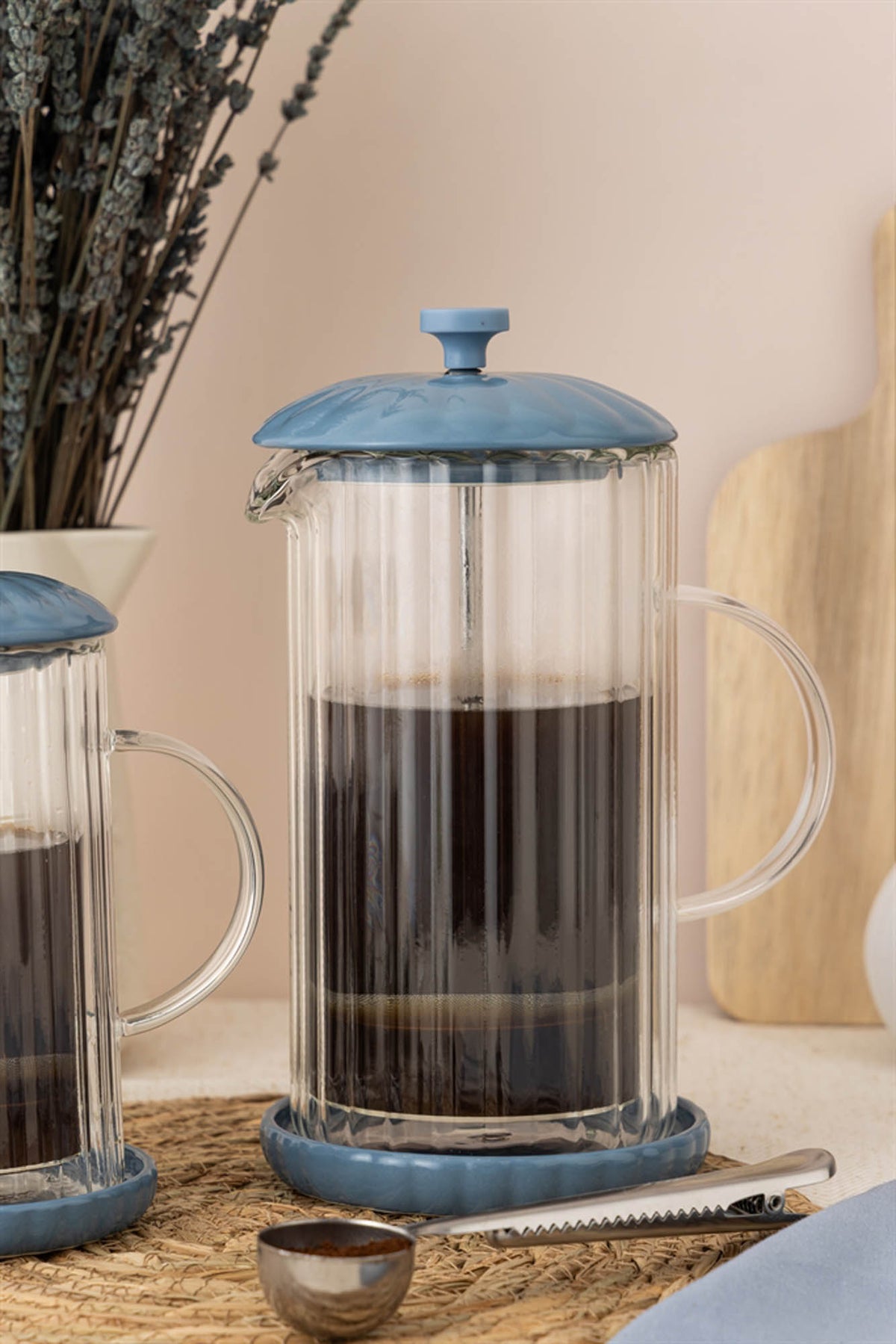 French press coffee maker in Taubenblau blue by P & K, 1-liter capacity, with glass carafe and stainless steel filter.