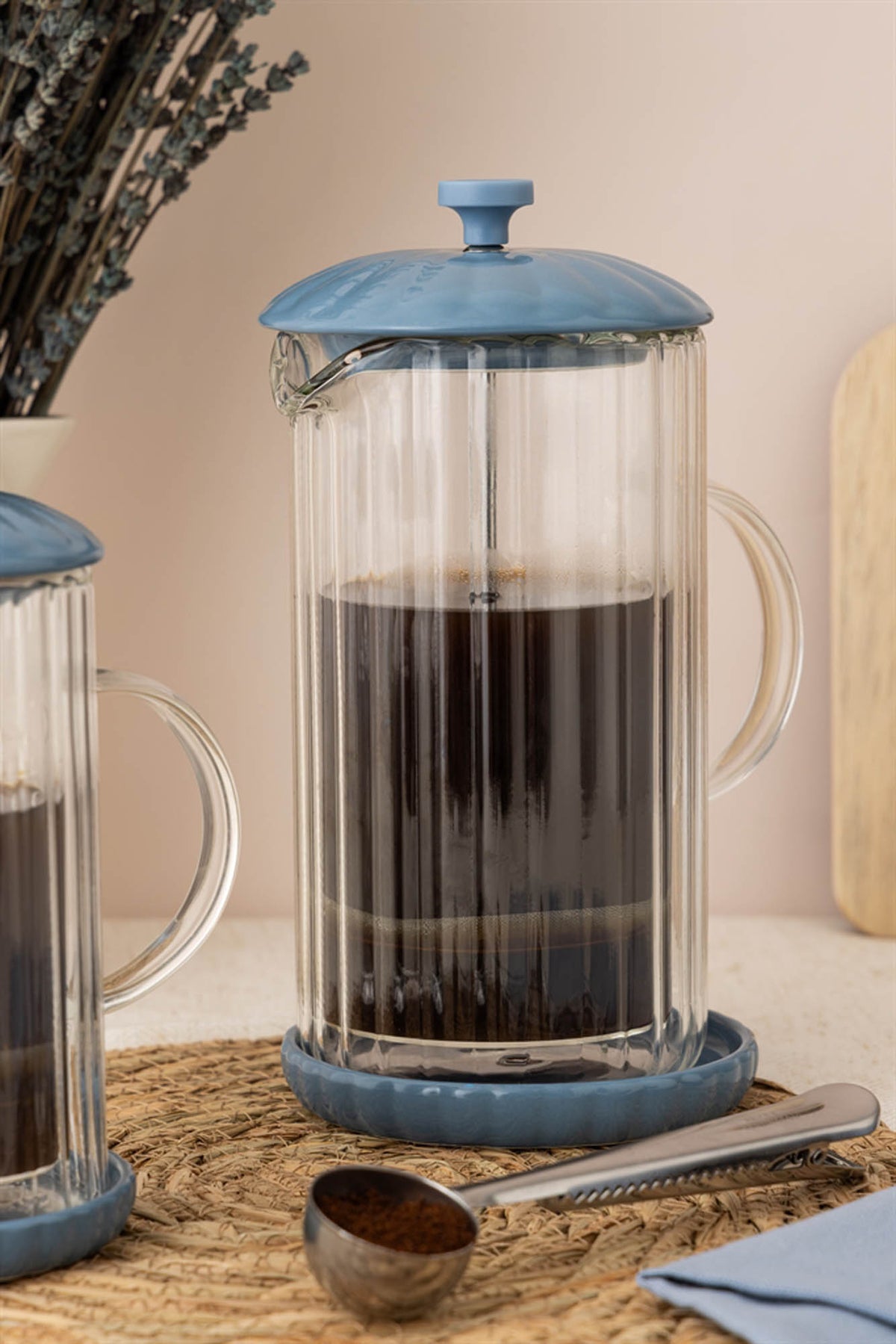 P & K Frenchpress in Taubenblau blue, 1-liter capacity, with glass carafe and stainless steel filter for brewing coffee or tea.