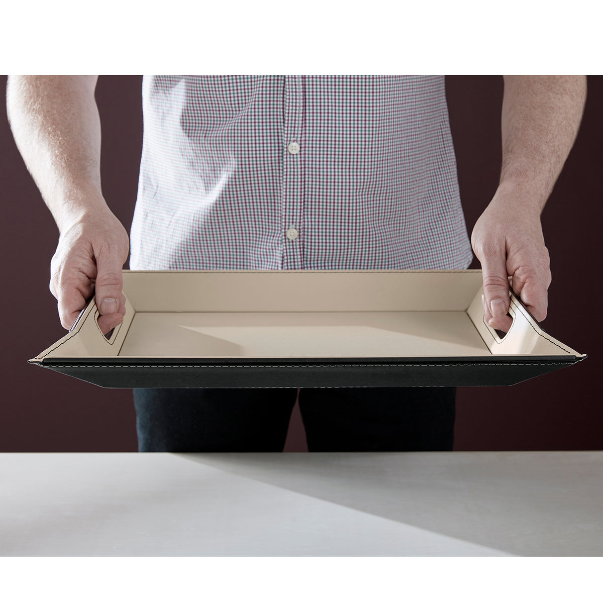 Freeform 2-in-1 Wendetablett and table setting, large reversible tray with stylish design and practical surface for dining or serving.