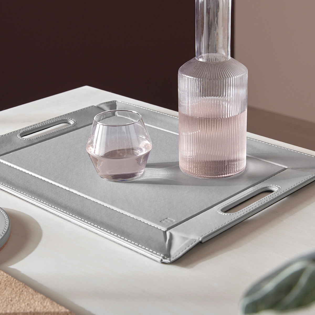 FREEFORM DUO tablett in gray and black with a sleek, modern design, featuring two compartments for organized storage.