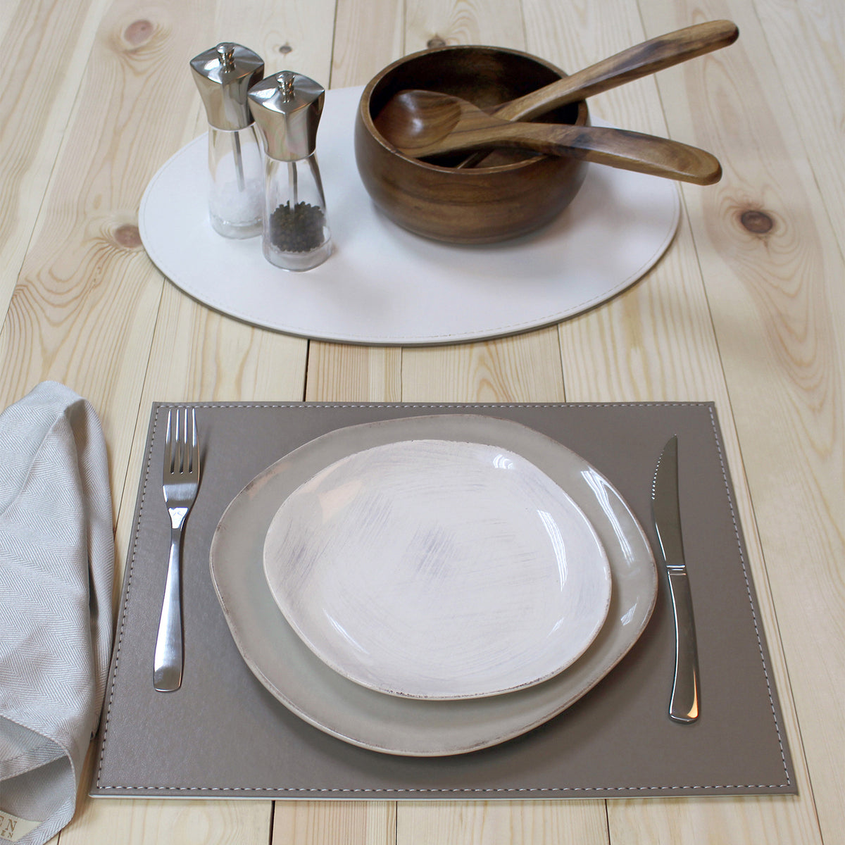FREEFORM Platzset DUO in taupe and white, rectangular fabric table mat set with a stylish, modern design.