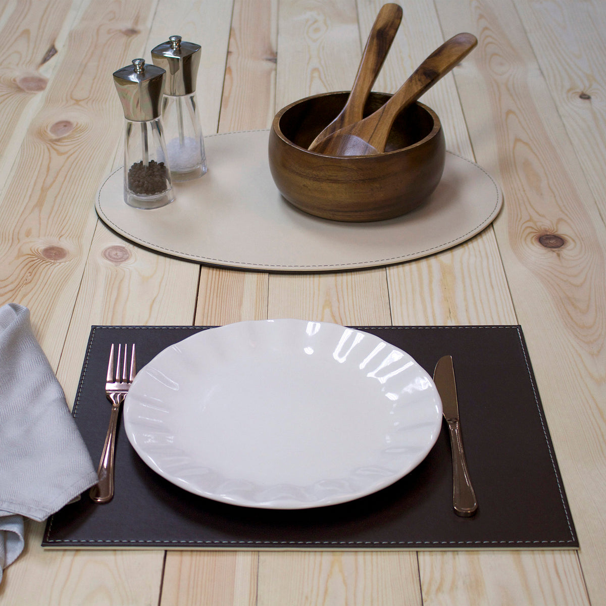 FREEFORM Platzset DUO in Schokobraun and Creme, showing a set of two placemats with elegant, contrasting colors on a table.