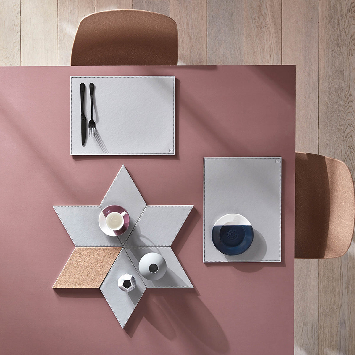 FREEFORM Platzset DUO in black and gray, rectangular table setting with two matching placemats, stylish and modern design.
