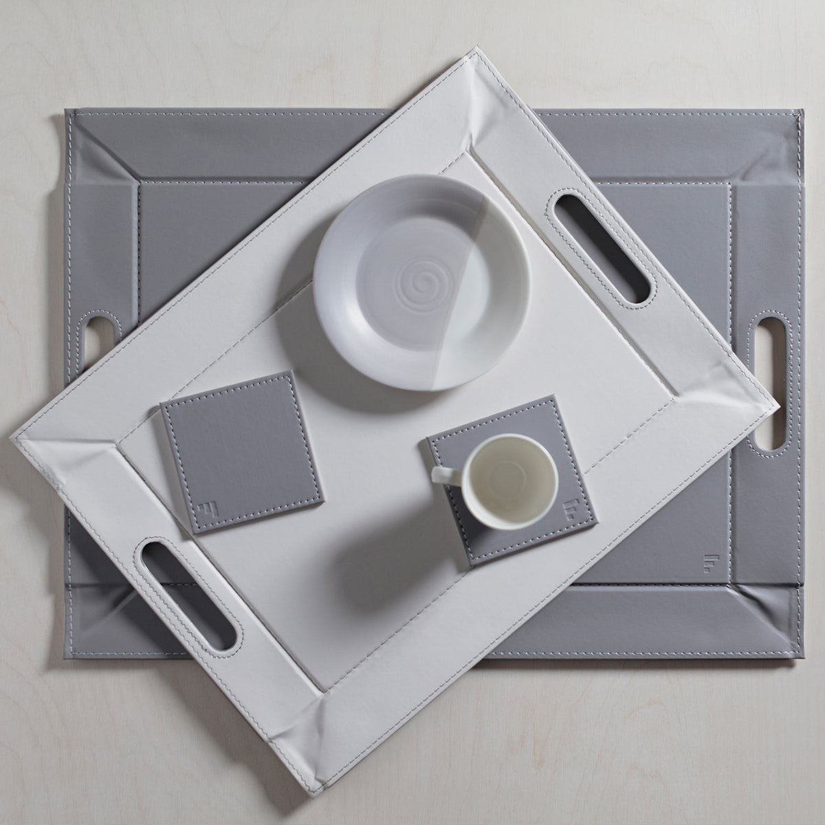 FREEFORM Platzset DUO in grau and weiß, rectangular table protector set, designed for elegant dining and table protection.