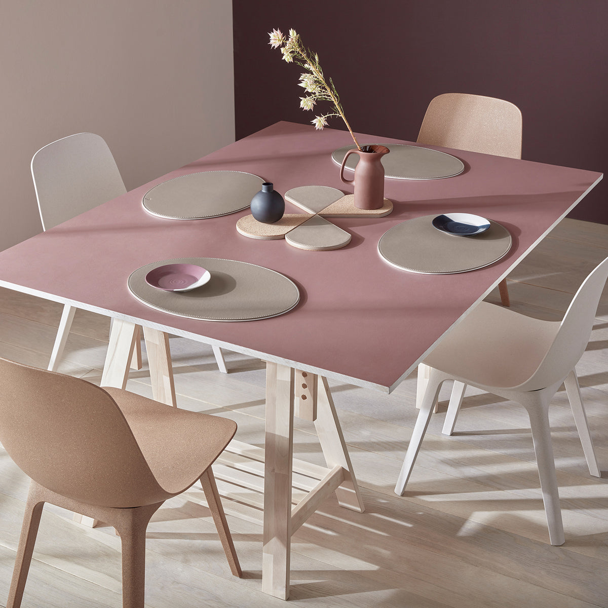 Freeform Platzset DUO in taupe and white, oval-shaped table setting with elegant design and durable fabric for dining decor.