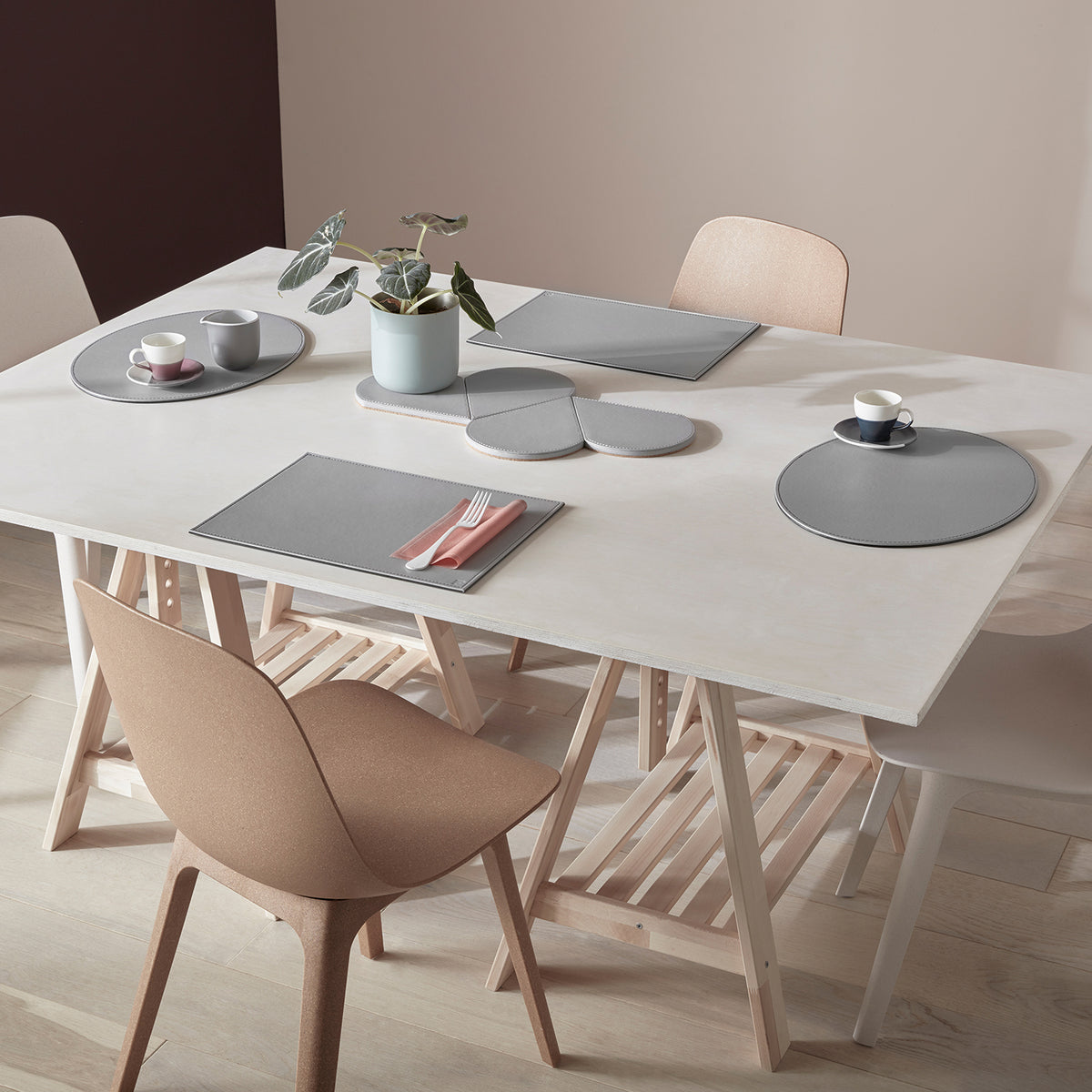 FREEFORM Platzset DUO oval in black and gray, featuring a stylish and durable design for dining or everyday use.