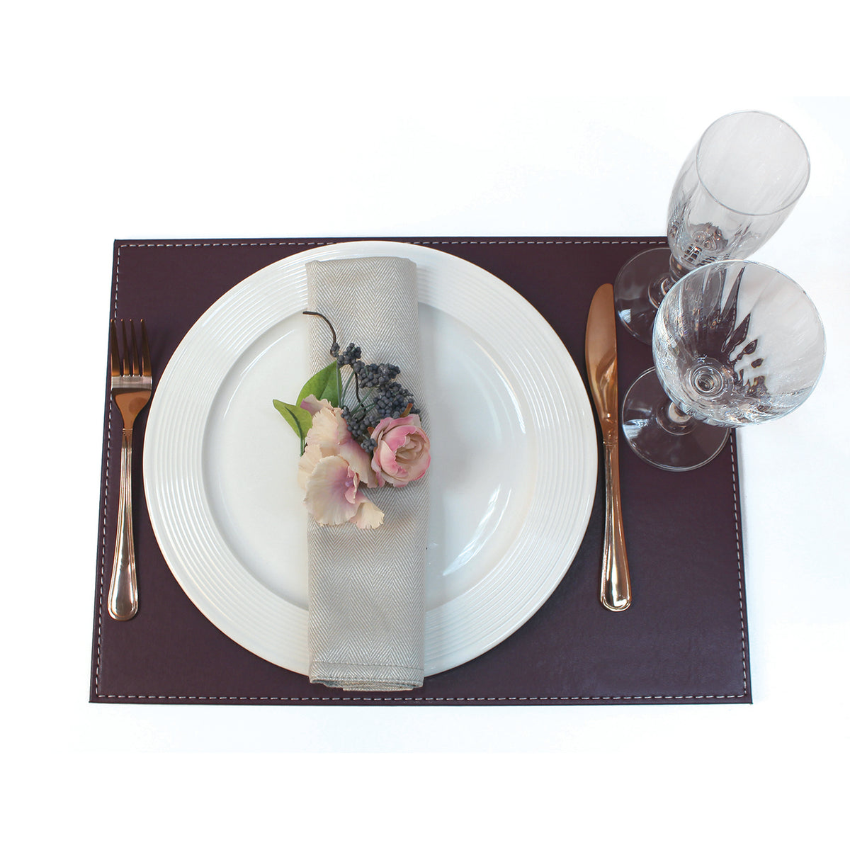 FREEFORM Platzset DUO in pflaume and elfenbein with rectangular shape, featuring a stylish design for dining or workspace use.