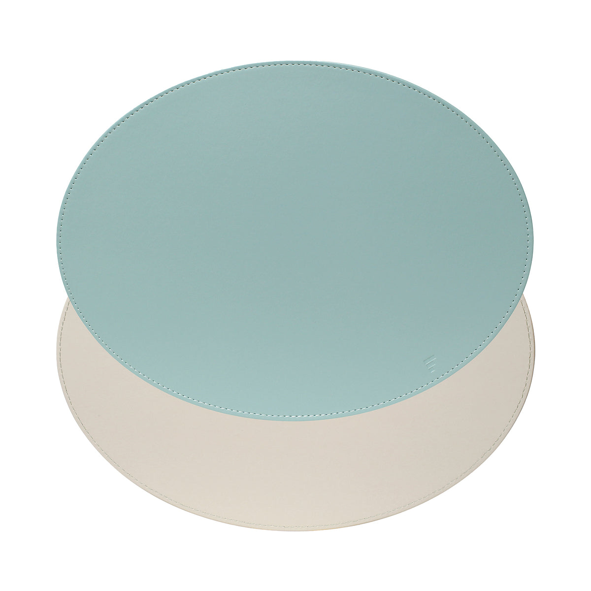 FREEFORM DUO Platzset in mint and elfenbein, oval-shaped table setting with matching placemats.