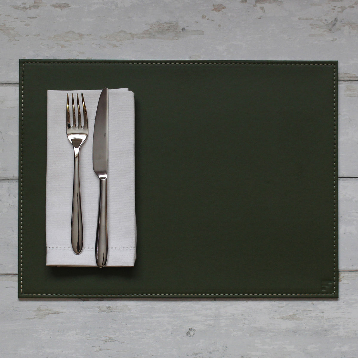 FREEFORM Platzset DUO in olive and elfenbein, rectangular table setting with modern design, for protecting and decorating tables.