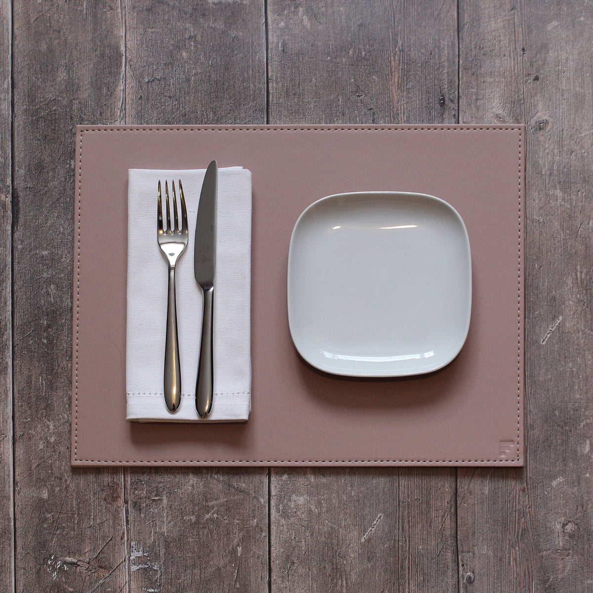 FREEFORM Platzset DUO in altrosa and stein, rectangular table setting with elegant, soft-colored fabric for dining decor.