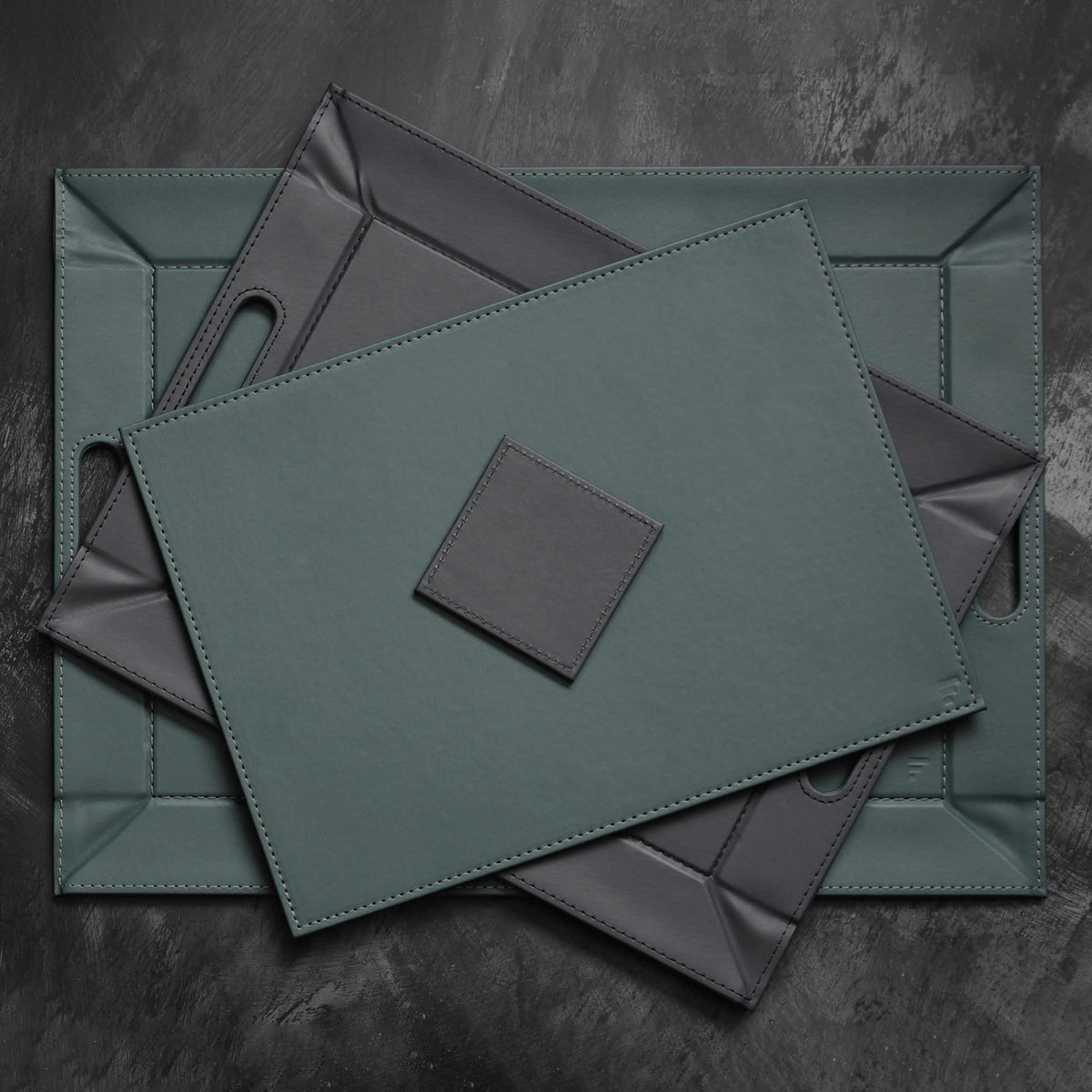 Small Freeform 2-in-1 Wendetablett and Tischset in petrol and anthracite, showing both sides with smooth surface and rounded edges.