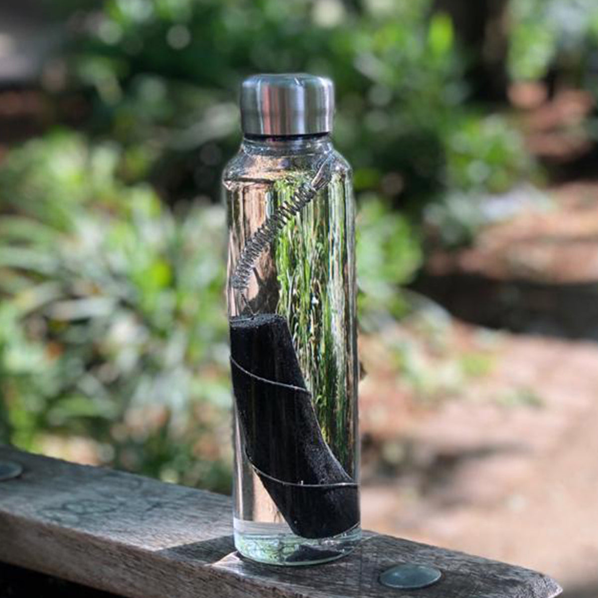 BLACK+BLUM Aktivkohlefilter CARACOL in schwarz, natural charcoal filter for water purification, shown in the image.