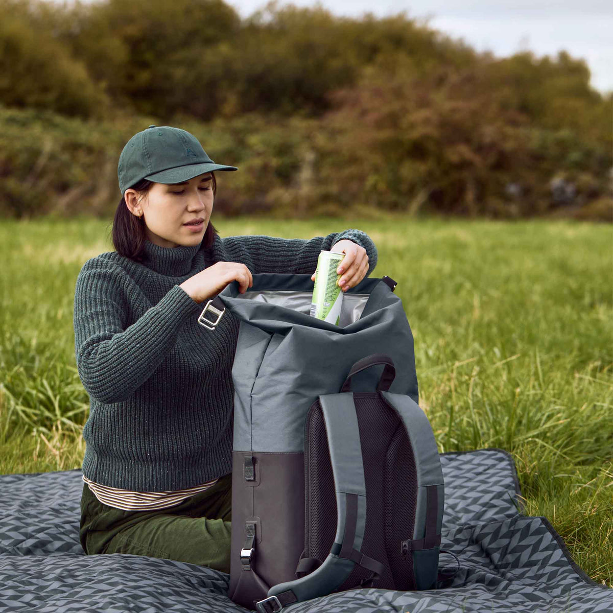 BLACK+BLUM foldable 20L cooler backpack, lightweight insulated Kühltasche with adjustable straps and carry handle.