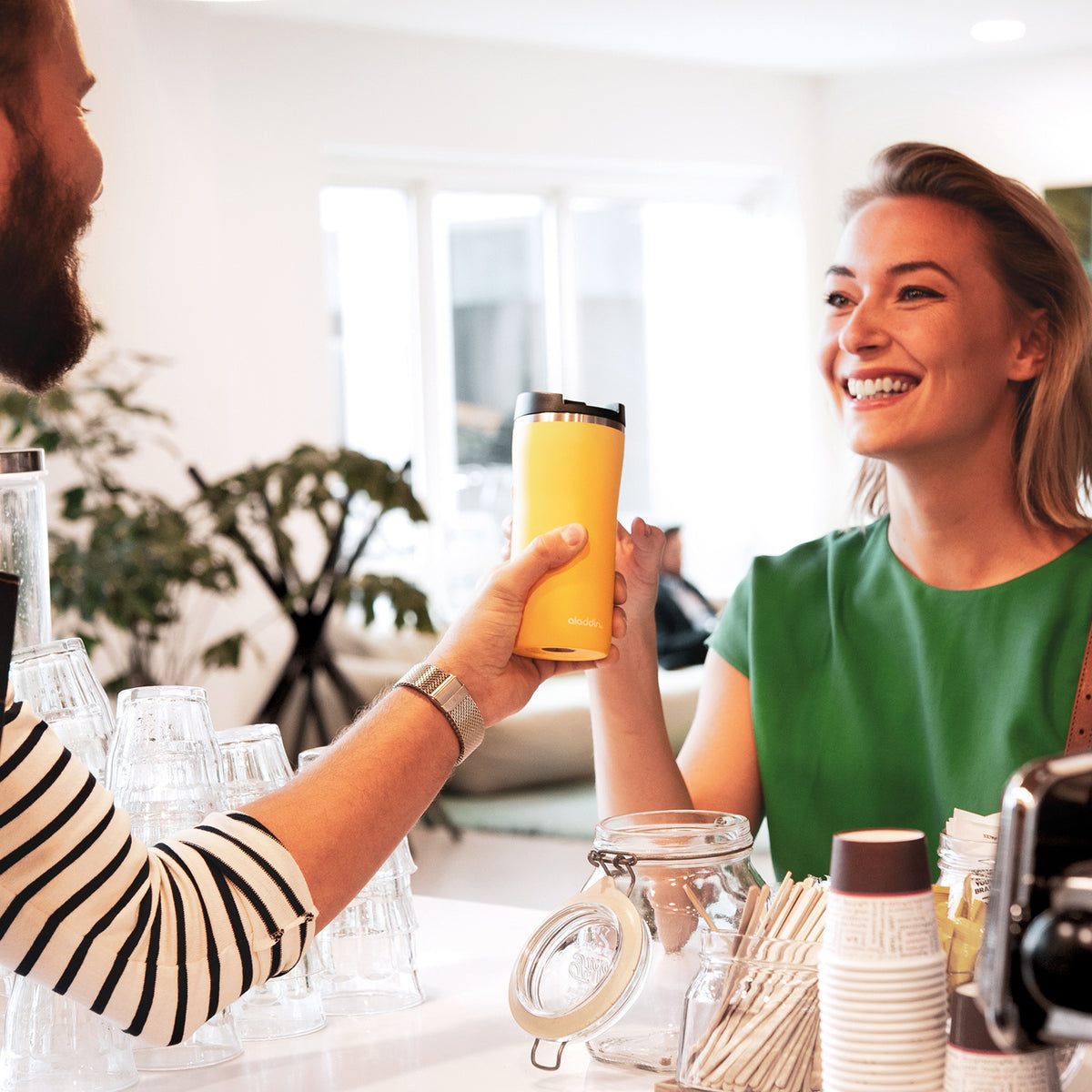 ALADDIN Barista thermobecher in Sonnen-Gelb, 350 ml, featuring a sleek stainless steel design for hot and cold beverages.