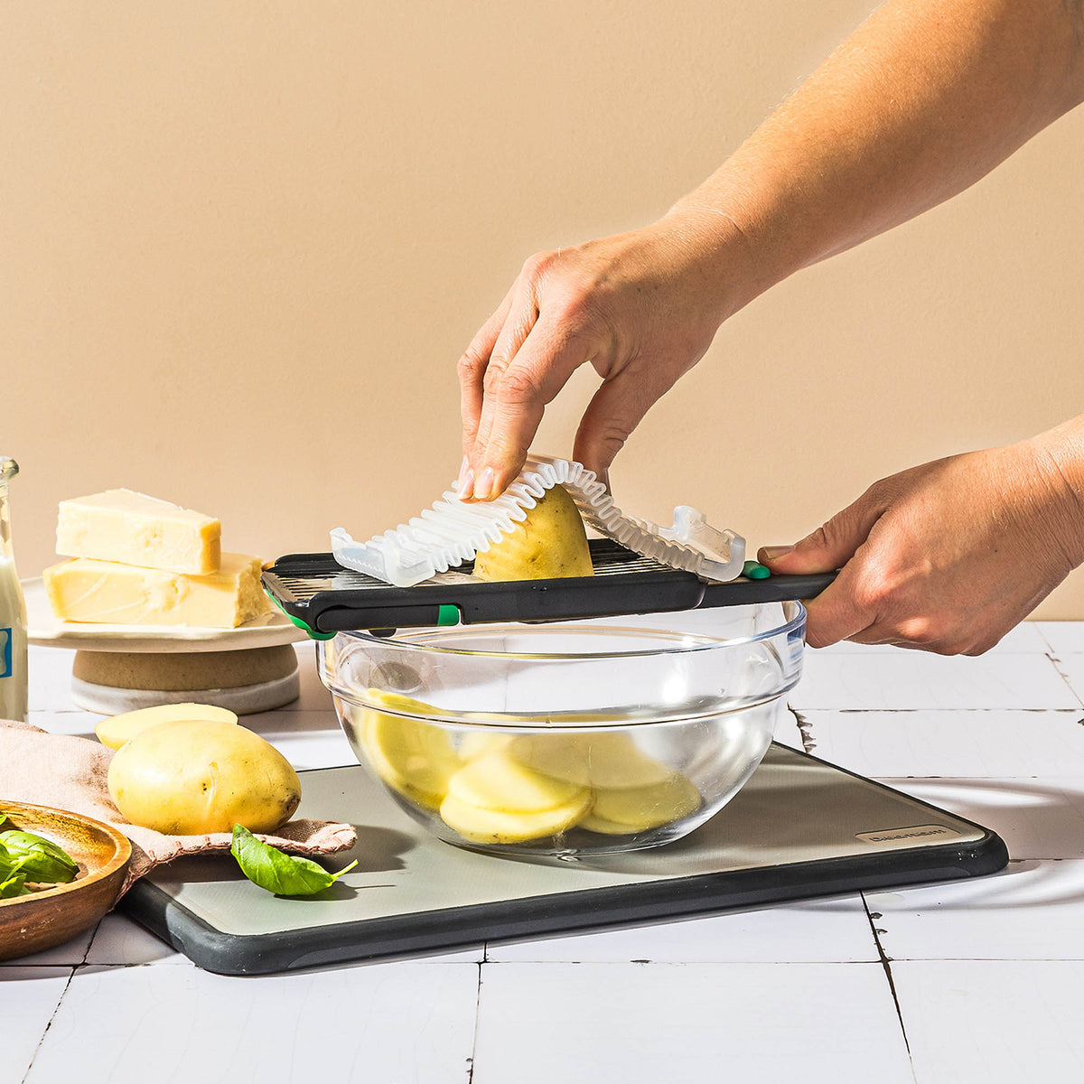 DREAMFARM Küchenreibe NOCUTU, grüne 28,5 cm Reibe mit Edelstahlklingen für Gemüse und Käse, handlich und langlebig
