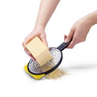 DREAMFARM Küchenreibe in Silber with multiple grating surfaces for versatile food preparation.