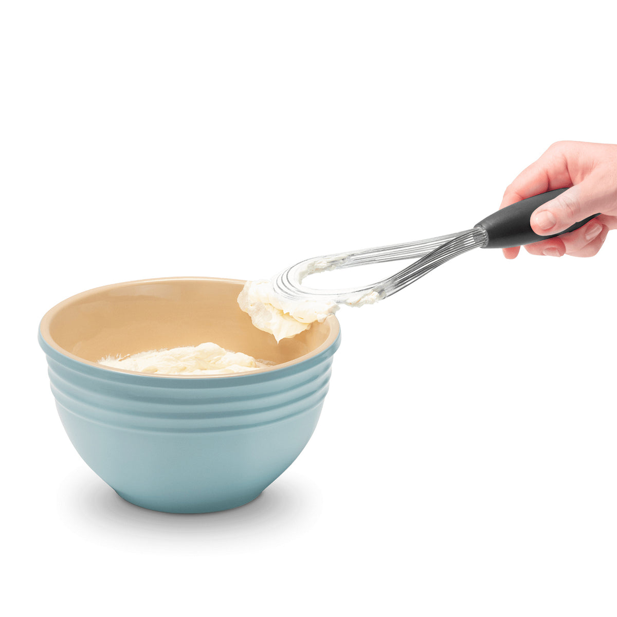 DREAMFARM FLISK Schneebesen with stainless steel wire loops for whisking eggs, batter, and sauces in a kitchen setting