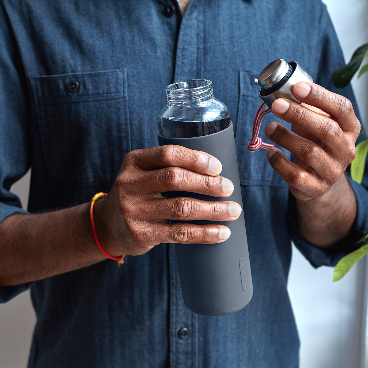 BLACK+BLUM TO-GO GLAS water bottle in slate, 600 ml, featuring a sleek, durable glass design for on-the-go hydration.