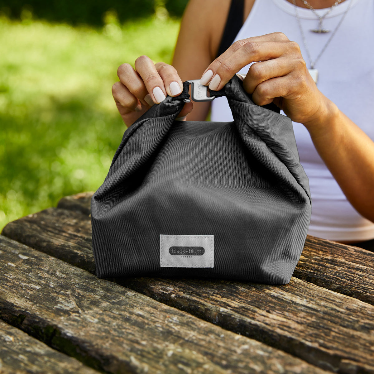 Black+Blum lunchbag in black, 6.7-liter, designed for summer hiking, featuring a sleek, compact storage solution for meals.