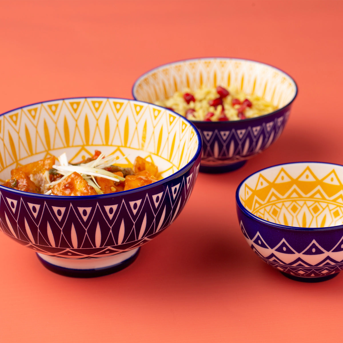 Typhoon Worlds Foods Tunis Schale in three sizes, round ceramic bowls with colorful geometric patterns for serving or decoration.