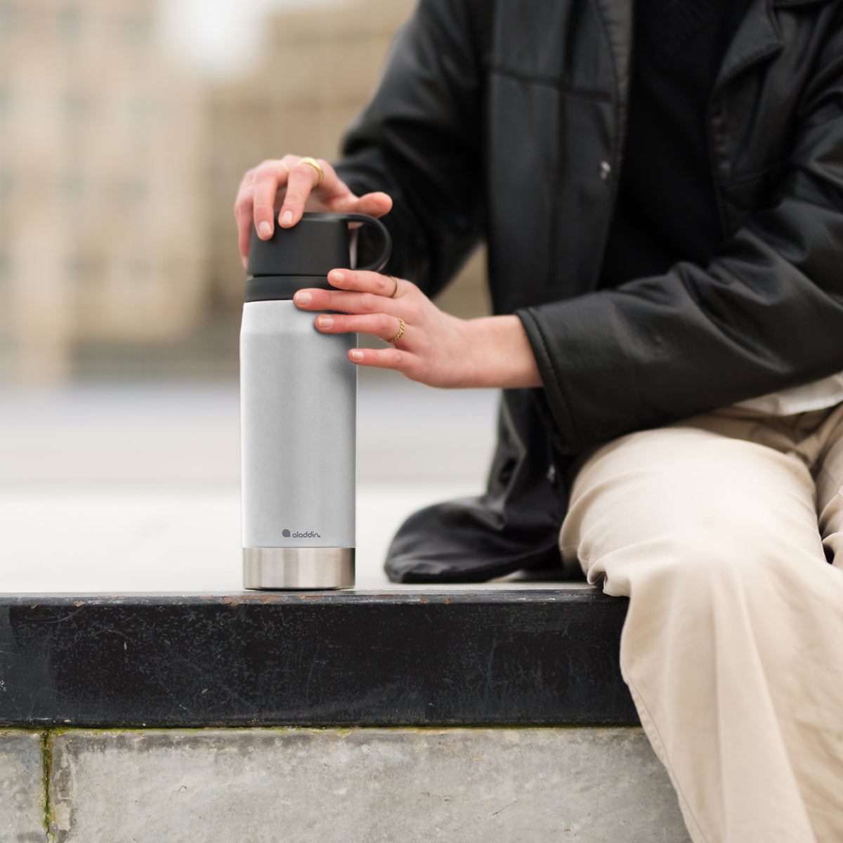 Aladdin CityPark thermos in five colors, 1.1-liter capacity, featuring a stainless steel exterior and secure lid for hot and cold drinks.